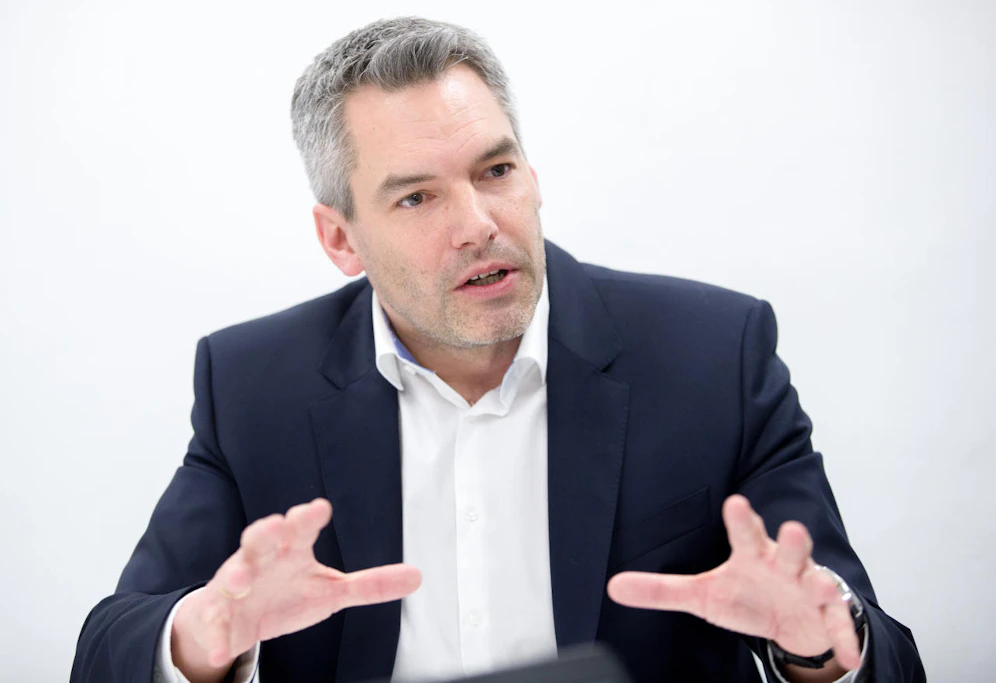 Innenminister Karl Nehammer (ÖVP) betont: Er kenne den Mann (32) nicht, der&nbsp;in einem Szene-Lokal in der Wiener Johannesgasse betrunken randaliert hatte.