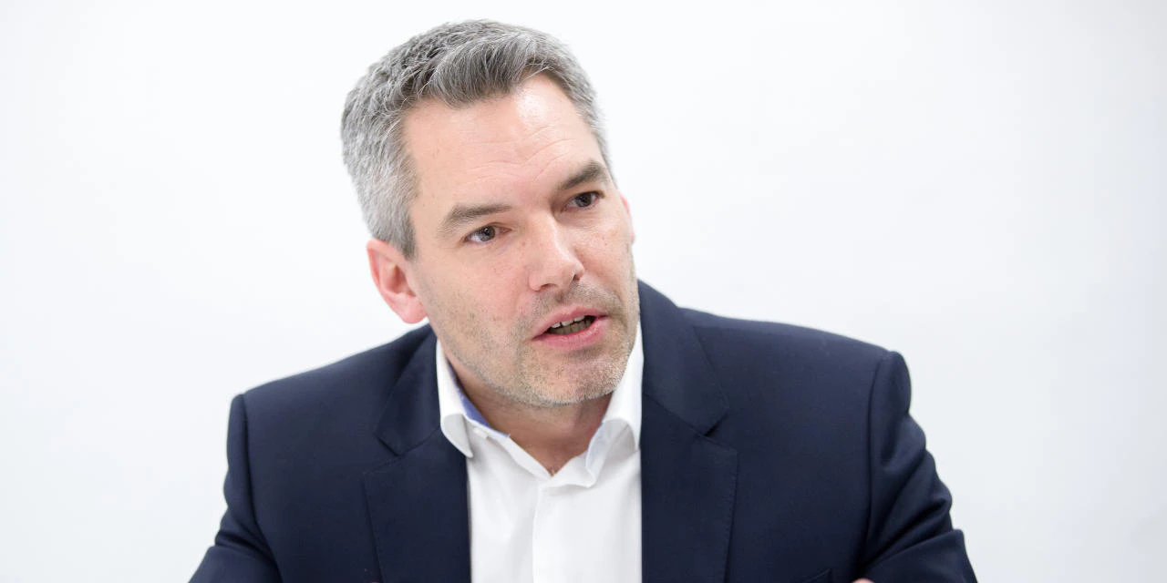 Innenminister Karl Nehammer bekommt volle Breitseite von Doskozil ab.<br>