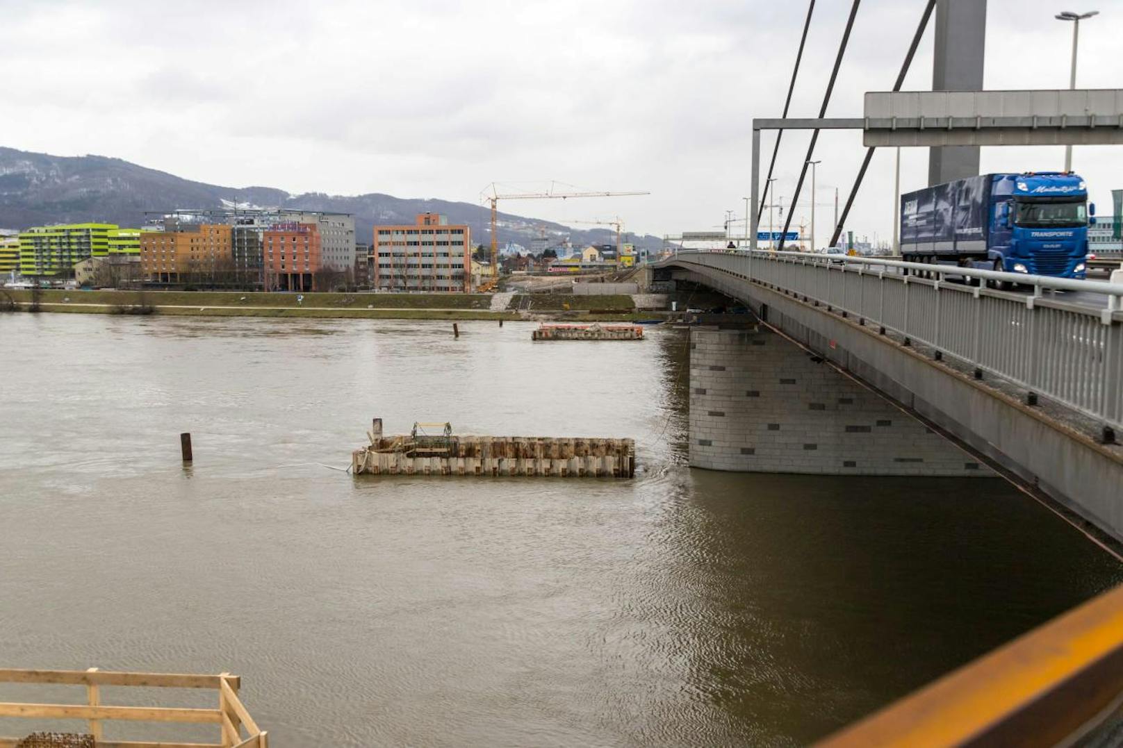 Aufgrund des Hochwassers mussten in der Donau bei Linz drei Arbeitsschiffe evakuiert werden.