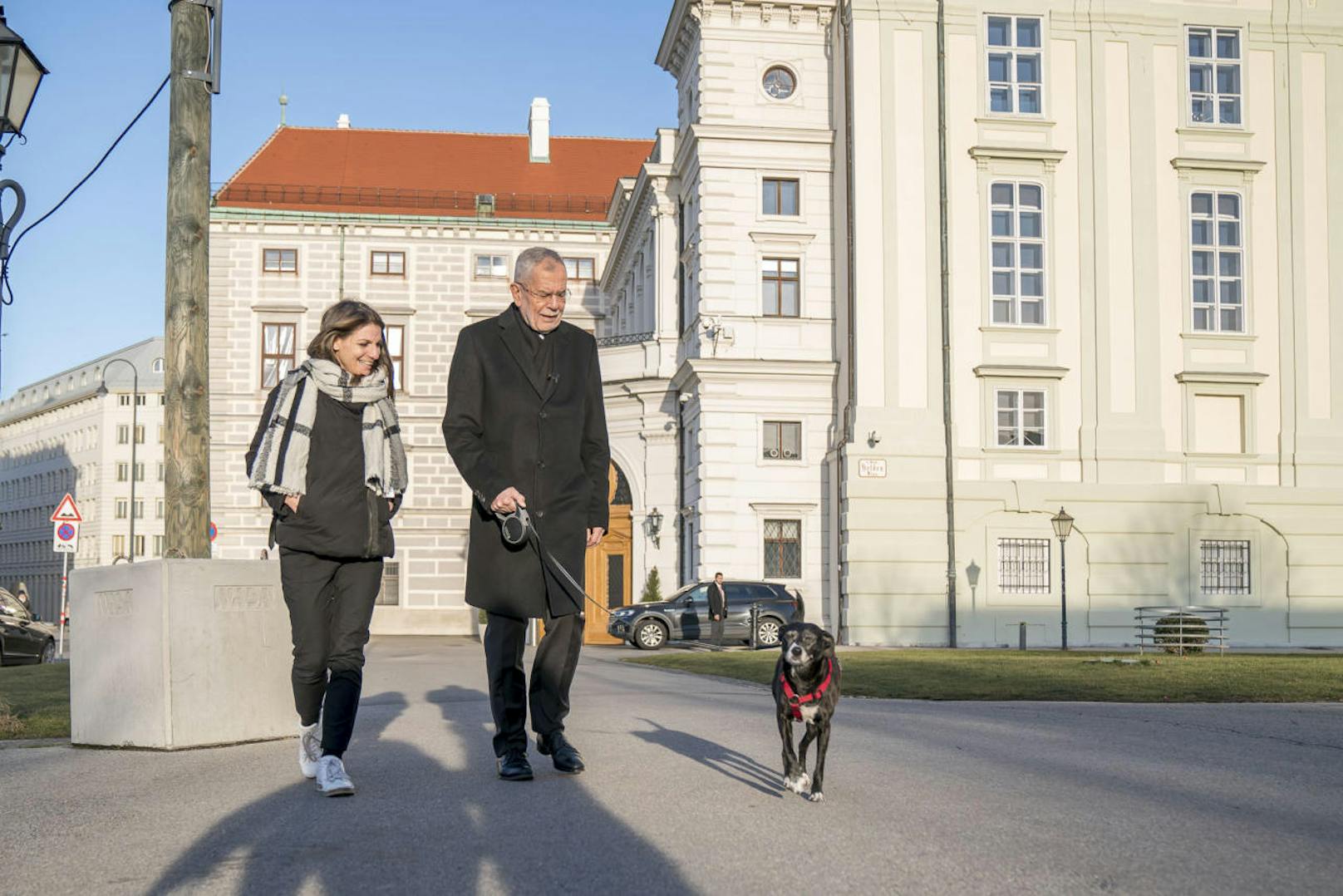 "Heute" durfte Van der Bellen mit Hündin Juli beim Spaziergang am Wiener Heldenplatz mit der Kamera begleiten.