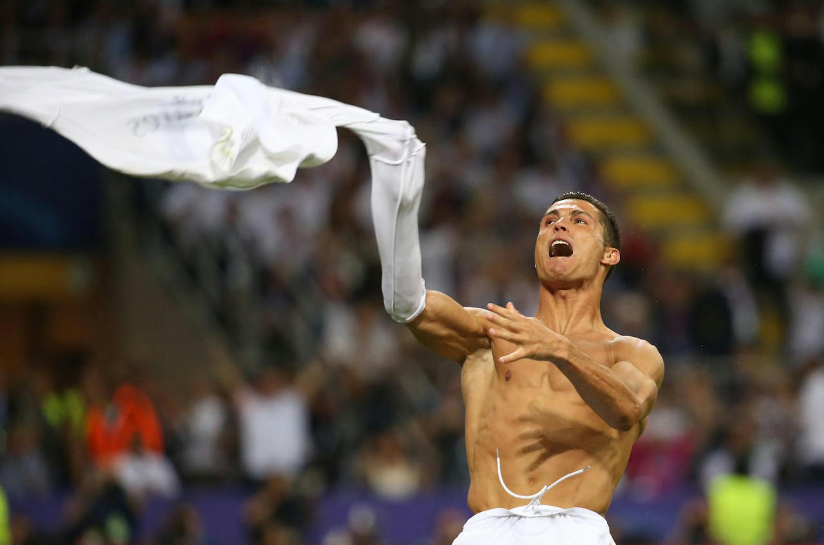 Der letzte Versuch blieb natürlich Ronaldo vorbehalten, der vor Freude zwar nicht aus der Haut, aber zumindest aus dem Trikot fuhr.
