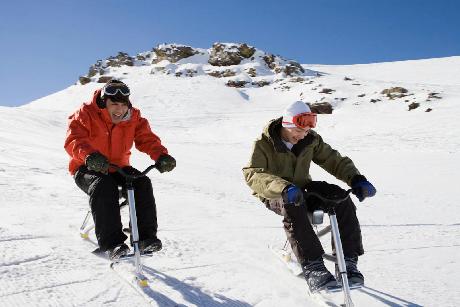 <b>5. Snow Biking</b>

Anstelle von Rädern verfügen Snow BIkes über zwei Skier. Eine Sportart, die sogar für Nichtskifahrer geeignet ist. Durch den niedrigen Schwerpunkt des Snow Bikes werden die Knie, Wirbelsäule und Gelenke des Fahrers geschont.