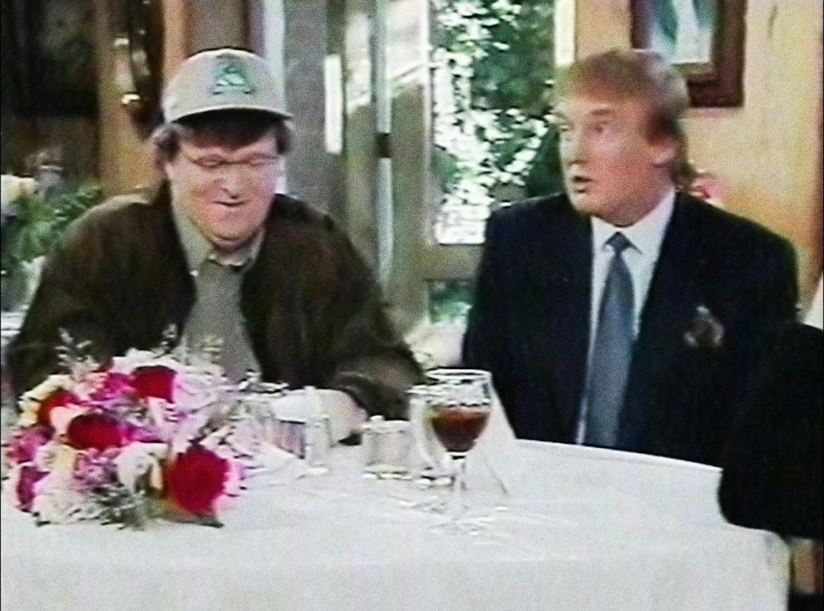 Michael Moore und Donald Trump bei einem gemeinsamen Auftritt in einer Talkshow von Roseanne Barr.