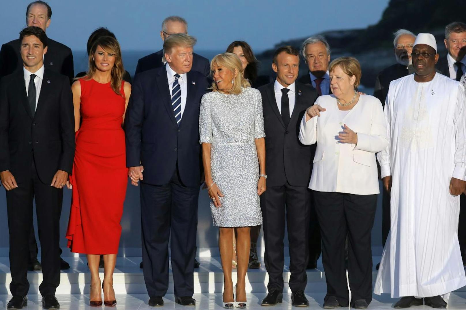 US-Präsident Donald Trump schäkert in der Zwischenzeit mehr mit Frankreichs First Lady Brigitte Macron.