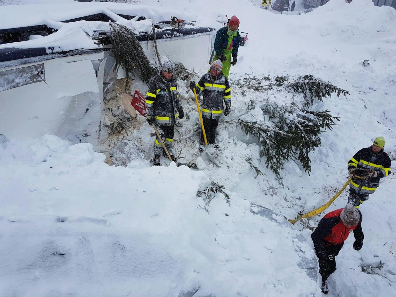 Feuerwehren im Schnee-Einsatz.