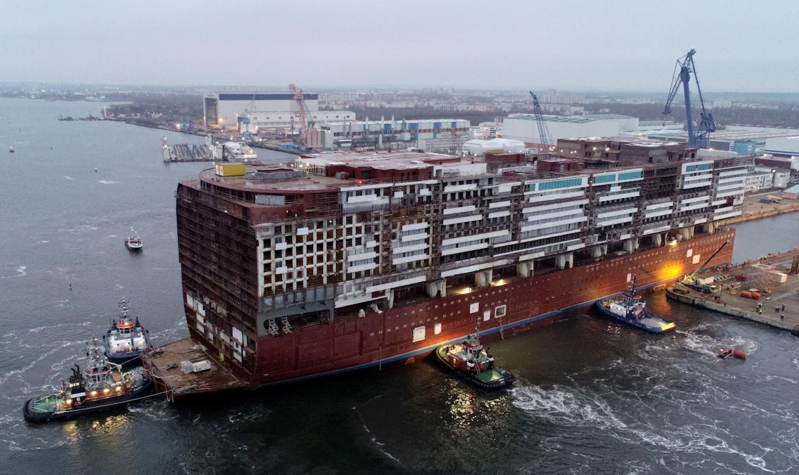 Die Mittelsektion der "Global Dream" beim Verlassen der Werft in Warnemünde am 22. November 2019.