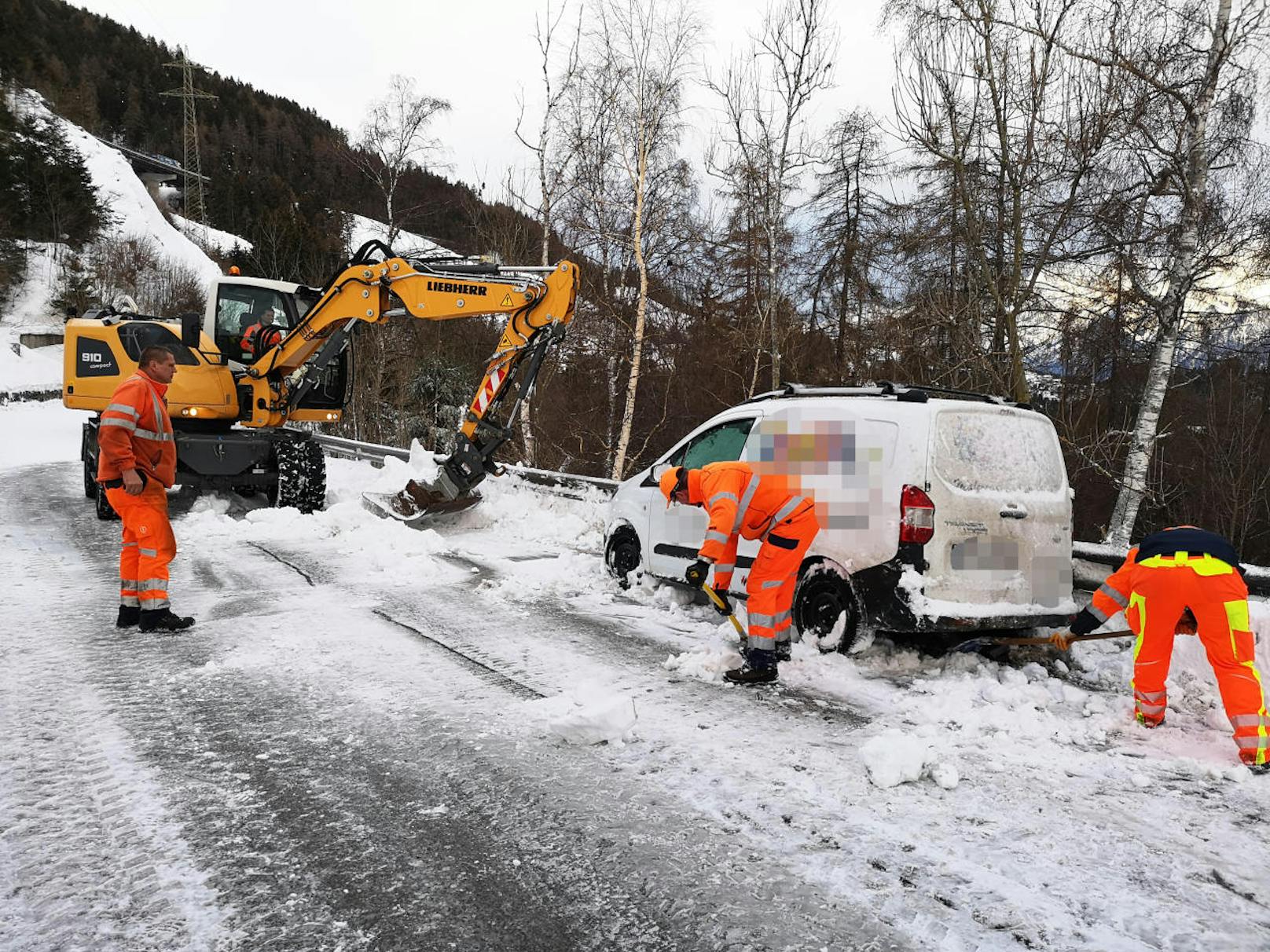 Das zehn Meter breite Schneebrett hatte sich kurz vor 8.00 Uhr rund 30 Meter oberhalb der Brennerstraße gelöst. Das Auto wurde dabei gegen die Leitschiene gedrückt und teilweise verschüttet.