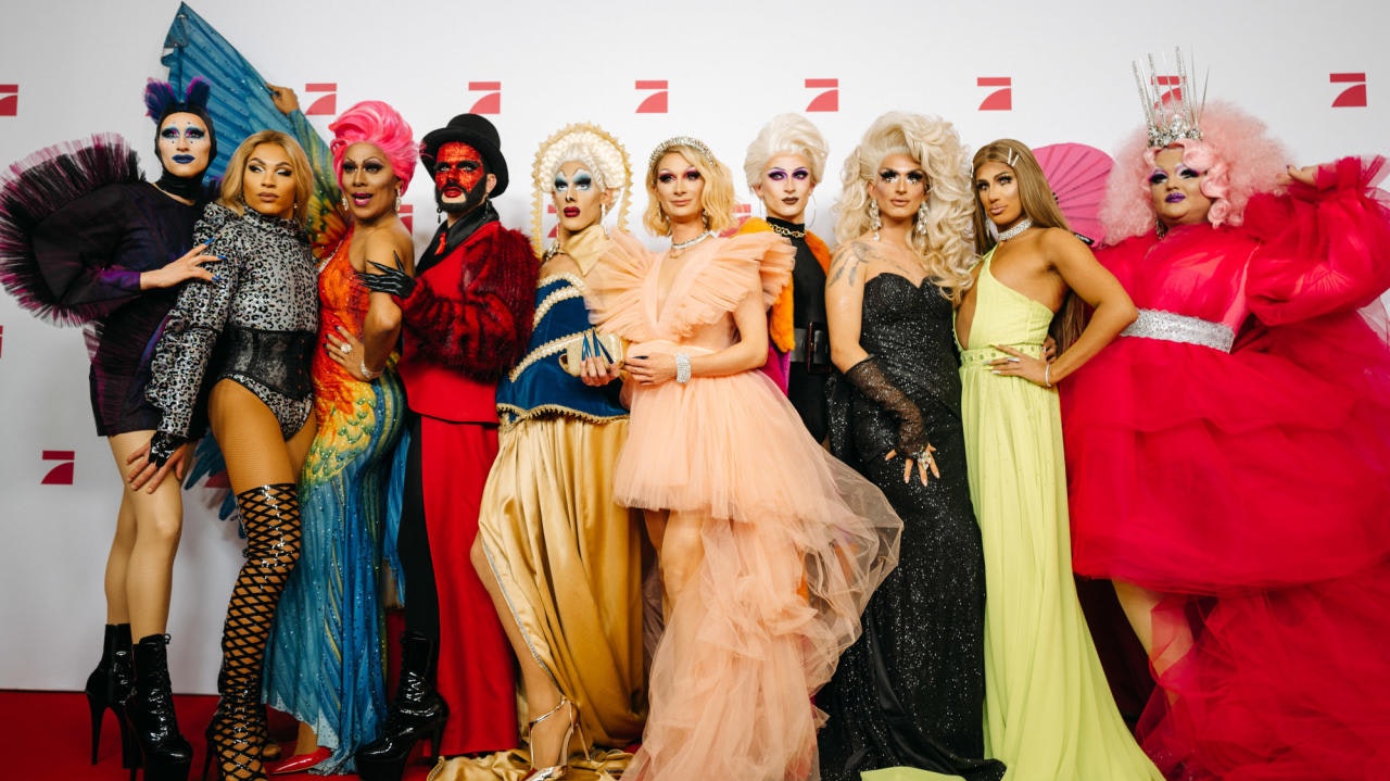 Da war die Welt noch schrill und bunt: Die zehn Kandidaten von "Queen of Drags" bei der Vorpremiere der Show.