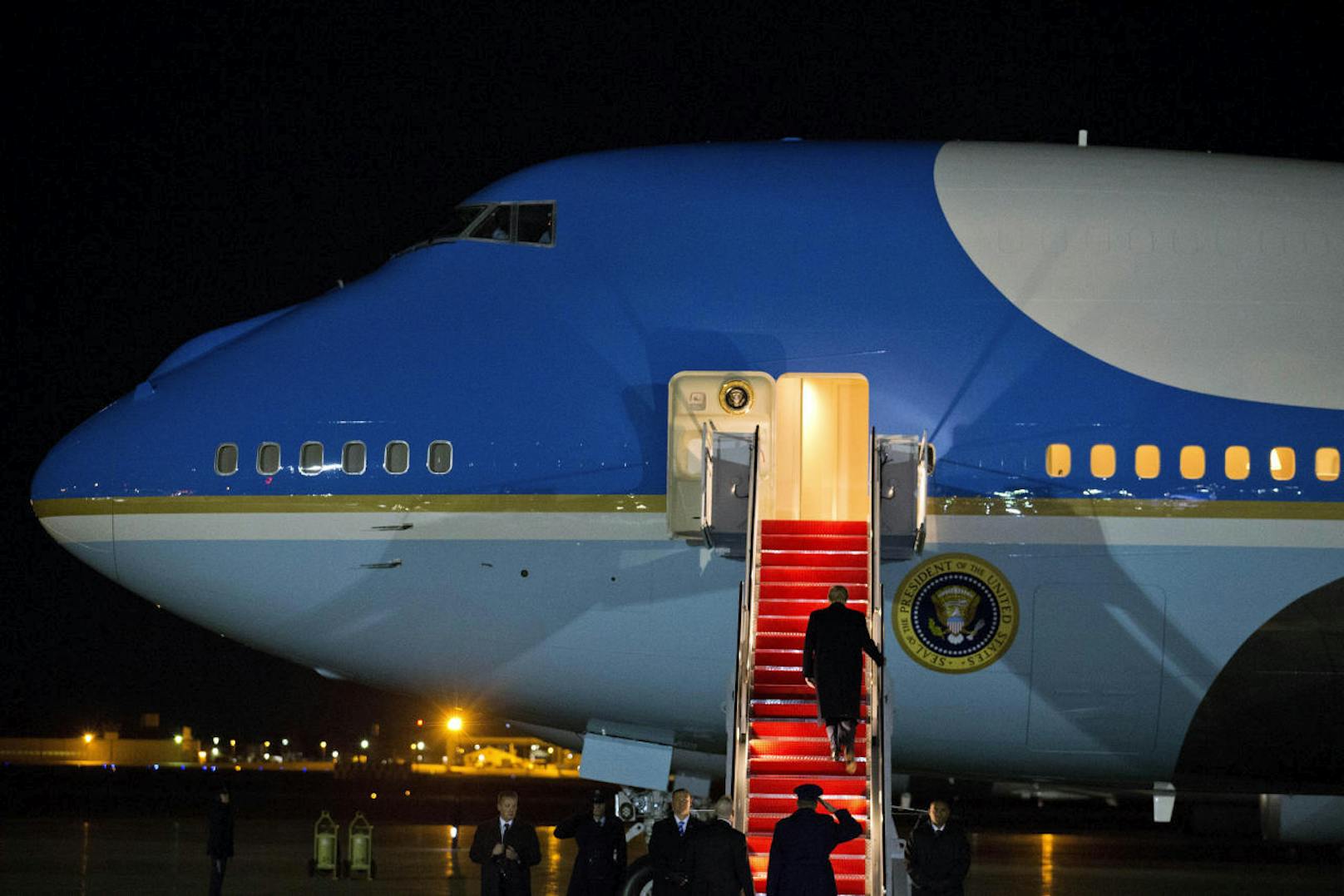Auf nach Davos: US-Präsident Donald Trump besteigt die Air Force One.