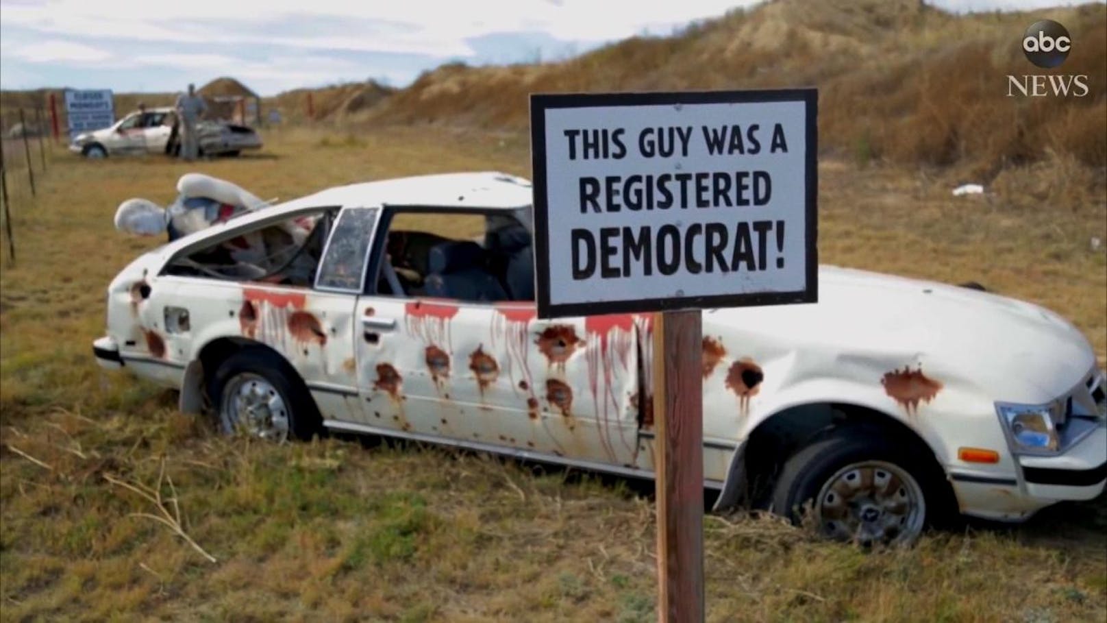 Ein Auto, das waffenverrückten Republikanern zum Opfer gefallen ist.