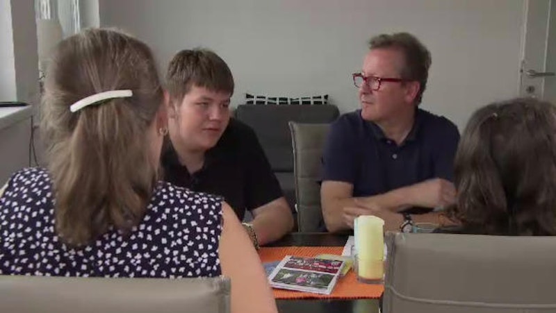 Lukas mit seinen Adoptiveltern.