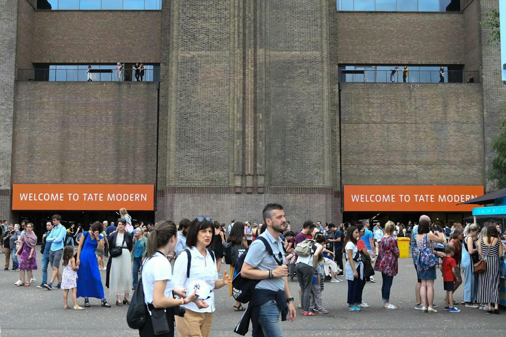 Die Tate Modern Gallery ist eine beliebte Touristenattraktion. Zum Zeitpunkt des Vorfalls war das Museum gut besucht.

 