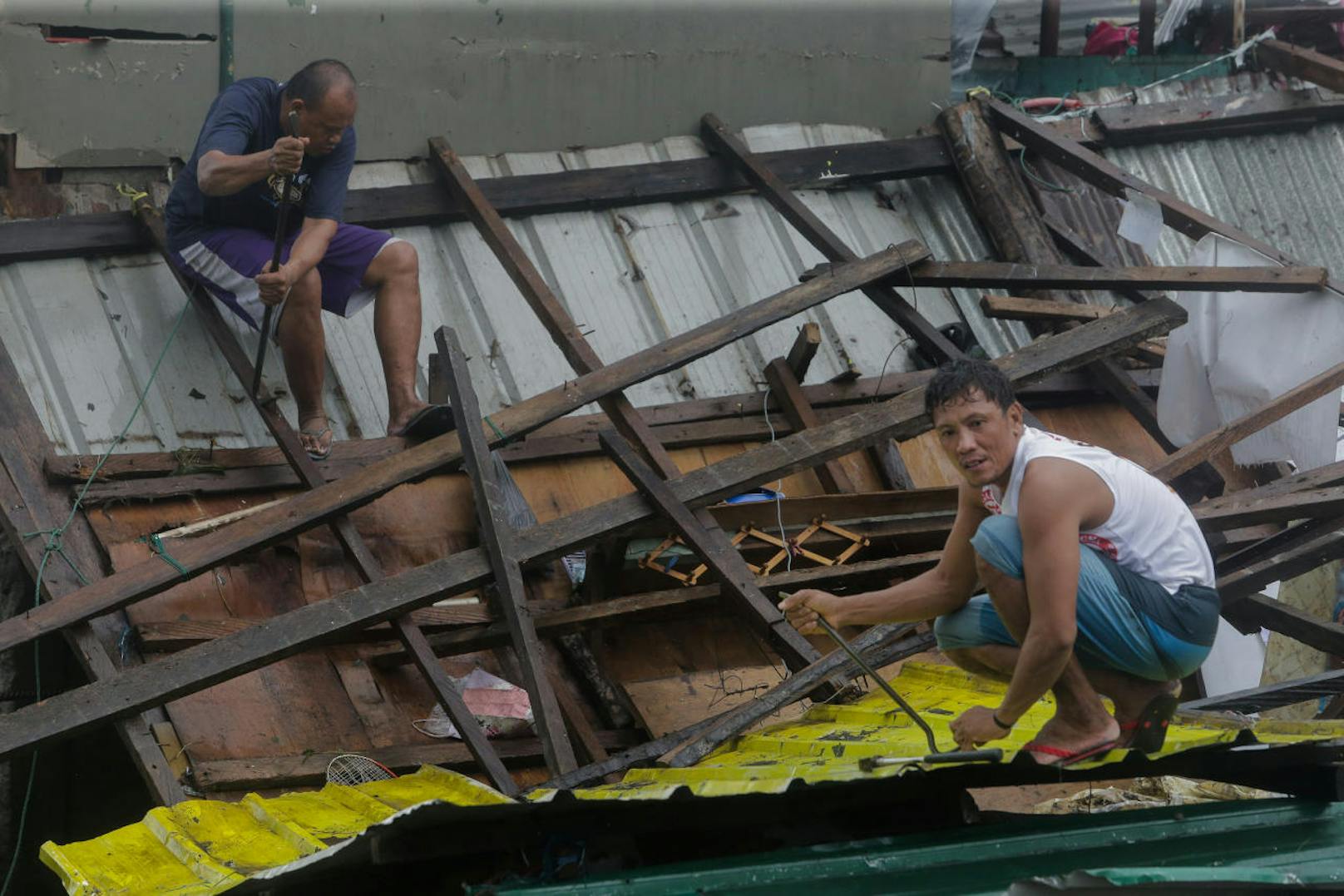 In der südlichen Region Bicol hatten nach Angaben der Behörden bereits fast 70.000 Menschen ihre Häuser verlassen.