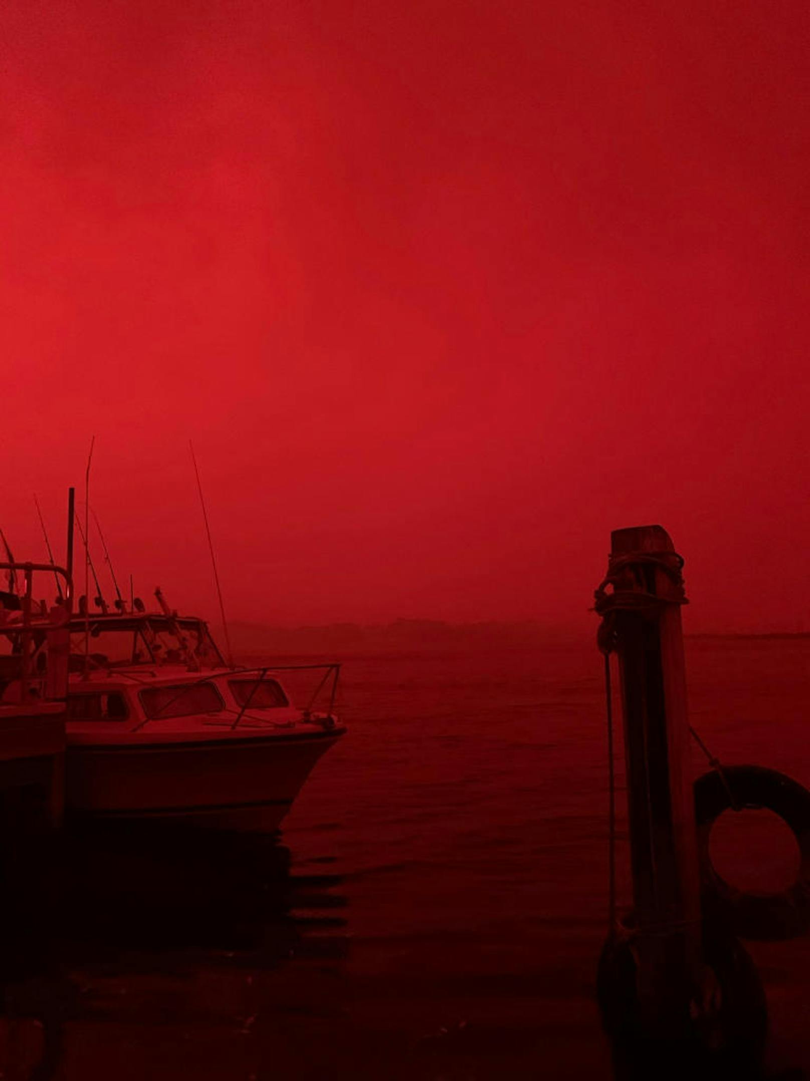 Die Flammen färben den Himmel in Mallacoota, Australien, in bedrohlichen Rot- und Gelbtönen.