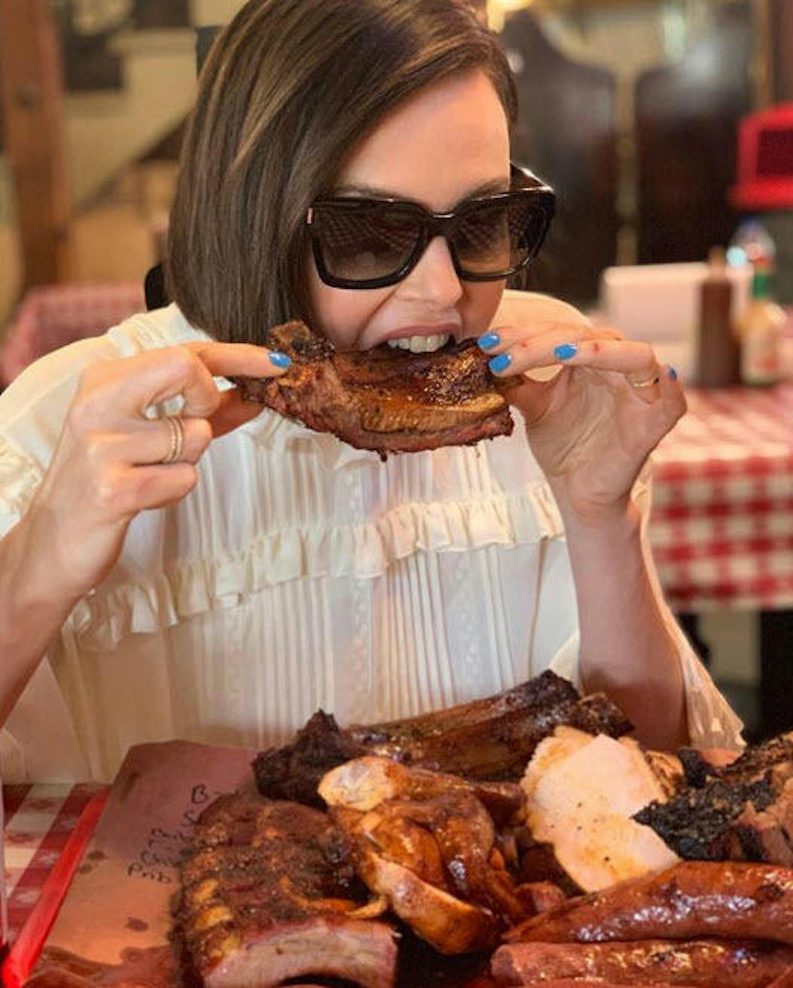 10.03.2019: Charlize Theron genießt das SXSW-Festival, das am 8. März startete, in vollen Zügen. "Austin, ich liebe dich verdammt sehr", kommentierte sie ein Bild auf Instagram, das sie beim Ripperl-Essen zeigt. 