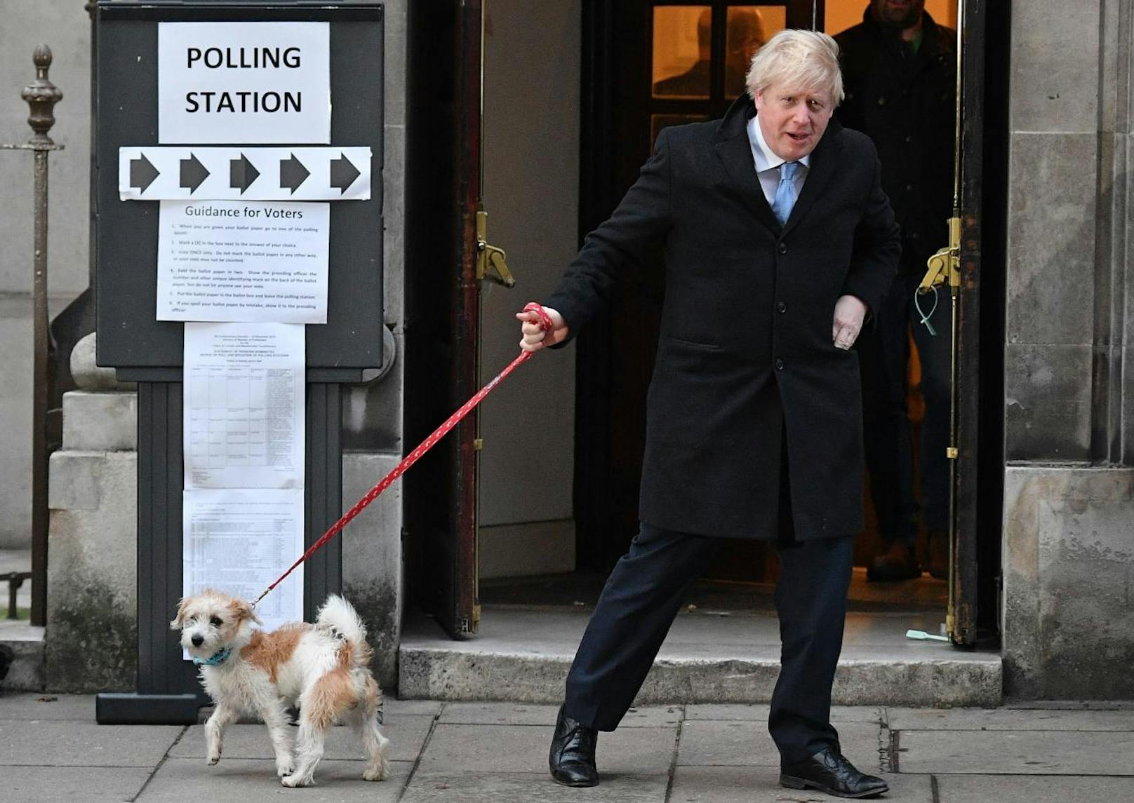 Dieser erschien mit seinem Hund beim Wahllokal. Was du sonst noch zur Wahl wissen musst, siehst du auf den nächsten Bildern.