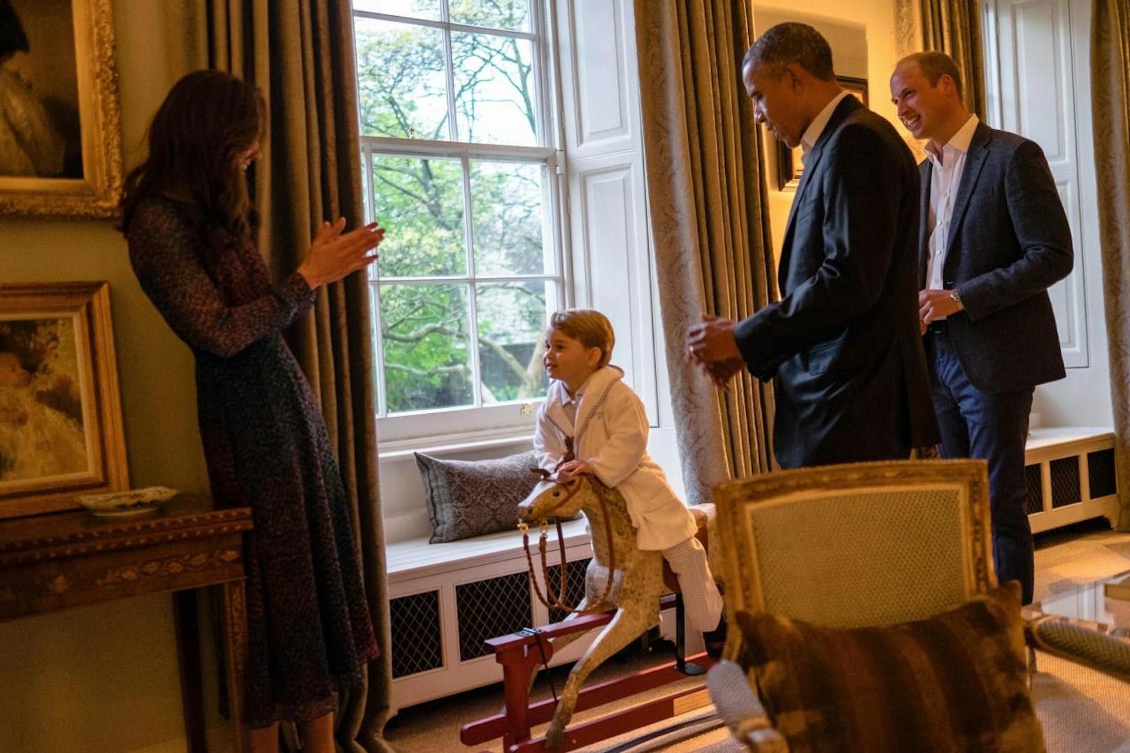 Früh übt sich: Der kleine Prinz George - immerhin Nummer 3 in der britischen Thronfolge - muss derweil noch mit einem Holzpferd Vorlieb nehmen. Die royalen Eltern Herzogin Kate und Prinz William (r.) sowie US-Präsident Barack Obama (M.) sind trotzdem beeindruckt.