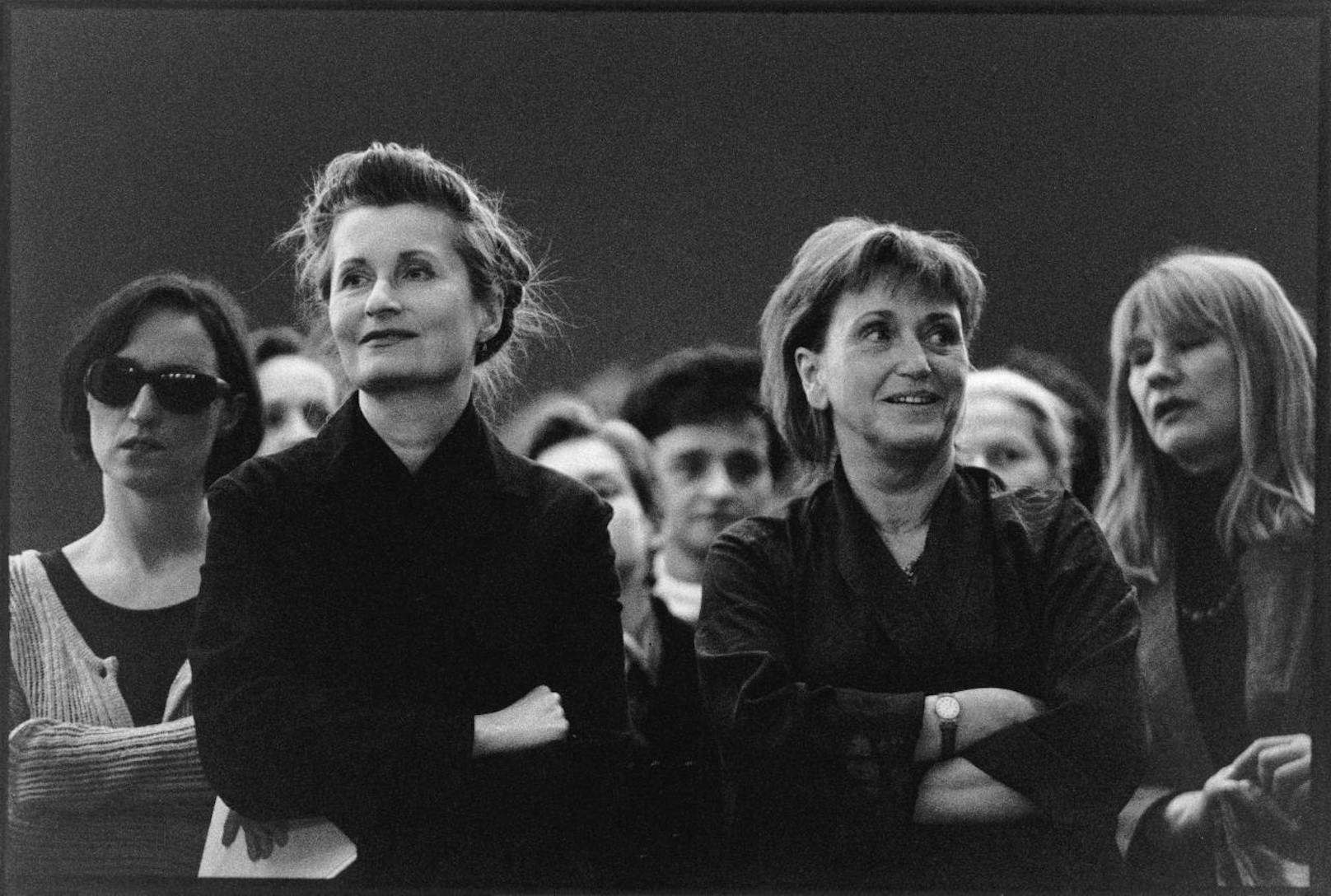 Mit der Nobelpreisträgerin <strong>Elfriede Jelinek</strong> (li.) eröffnet <strong>Valie Export</strong> ihre Ausstellung 1997 im Wiener 20er Haus.