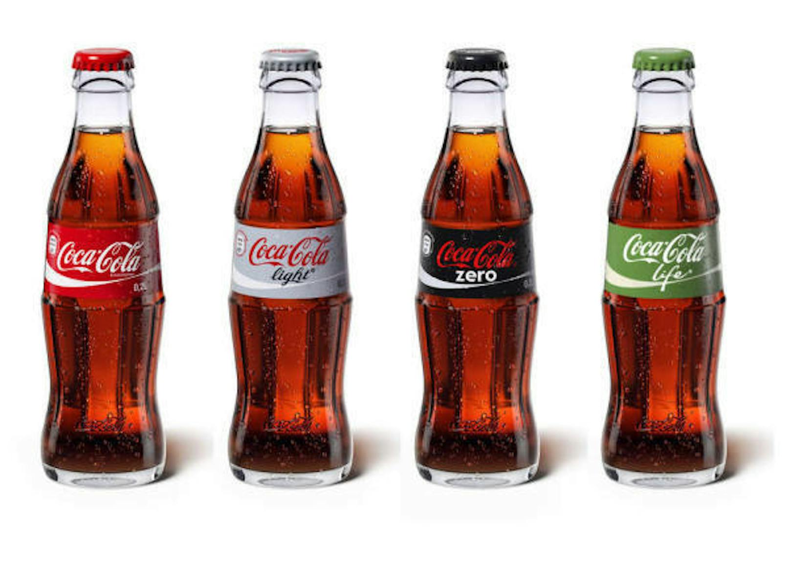 Rot, Grau, Schwarz, Grün: Diese Farben haben die Etiketten auf Coca-Cola-Flaschen. Sie stehen für das klassische Cola, Cola Light, Cola Zero und die Sorte, die mit Stevia gesüßt wird.