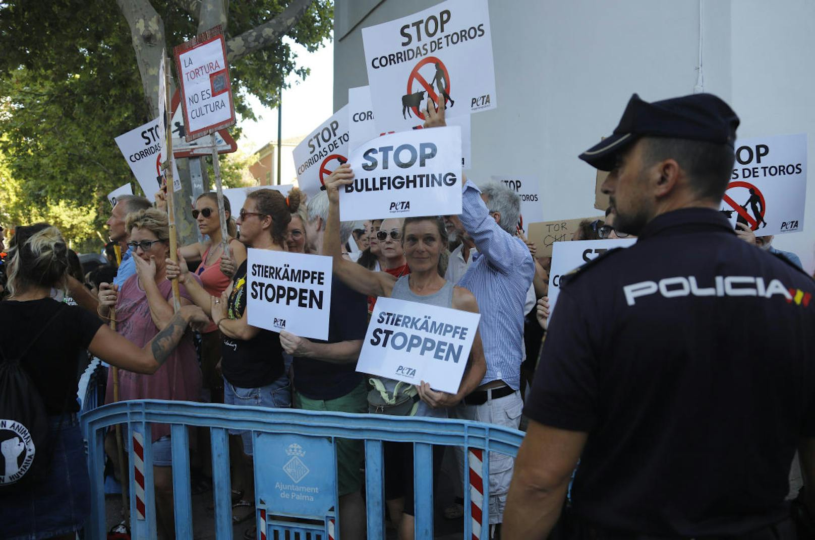 Nach zweijähriger Zwangspause fand im Coliseo Balear auf Mallorca erstmals wieder ein Stierkampf statt. Hunderte Demonstranten protestierten dagegen.