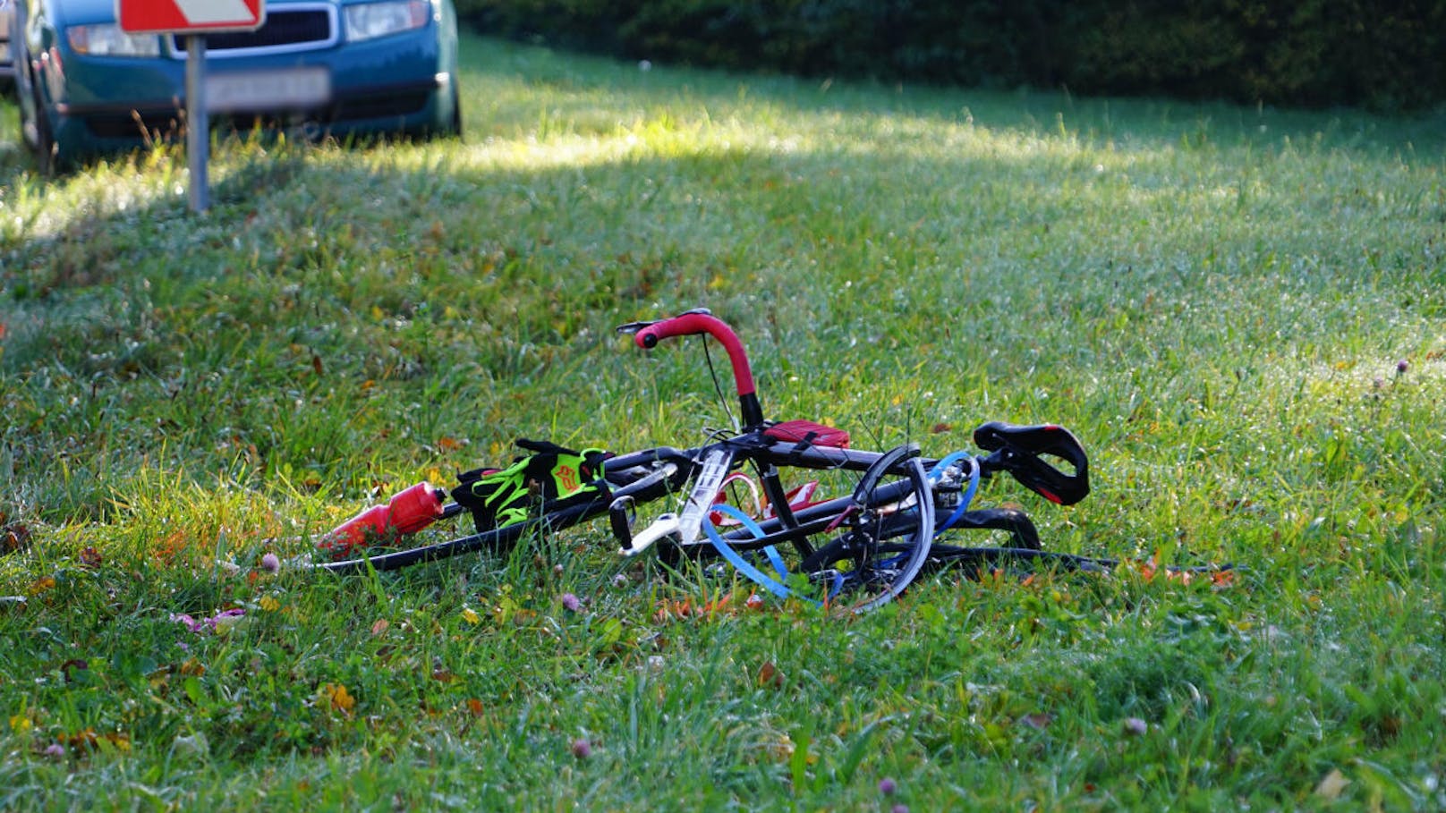 Der Rennradfahrer wurde bei dem Crash schwer verletzt.