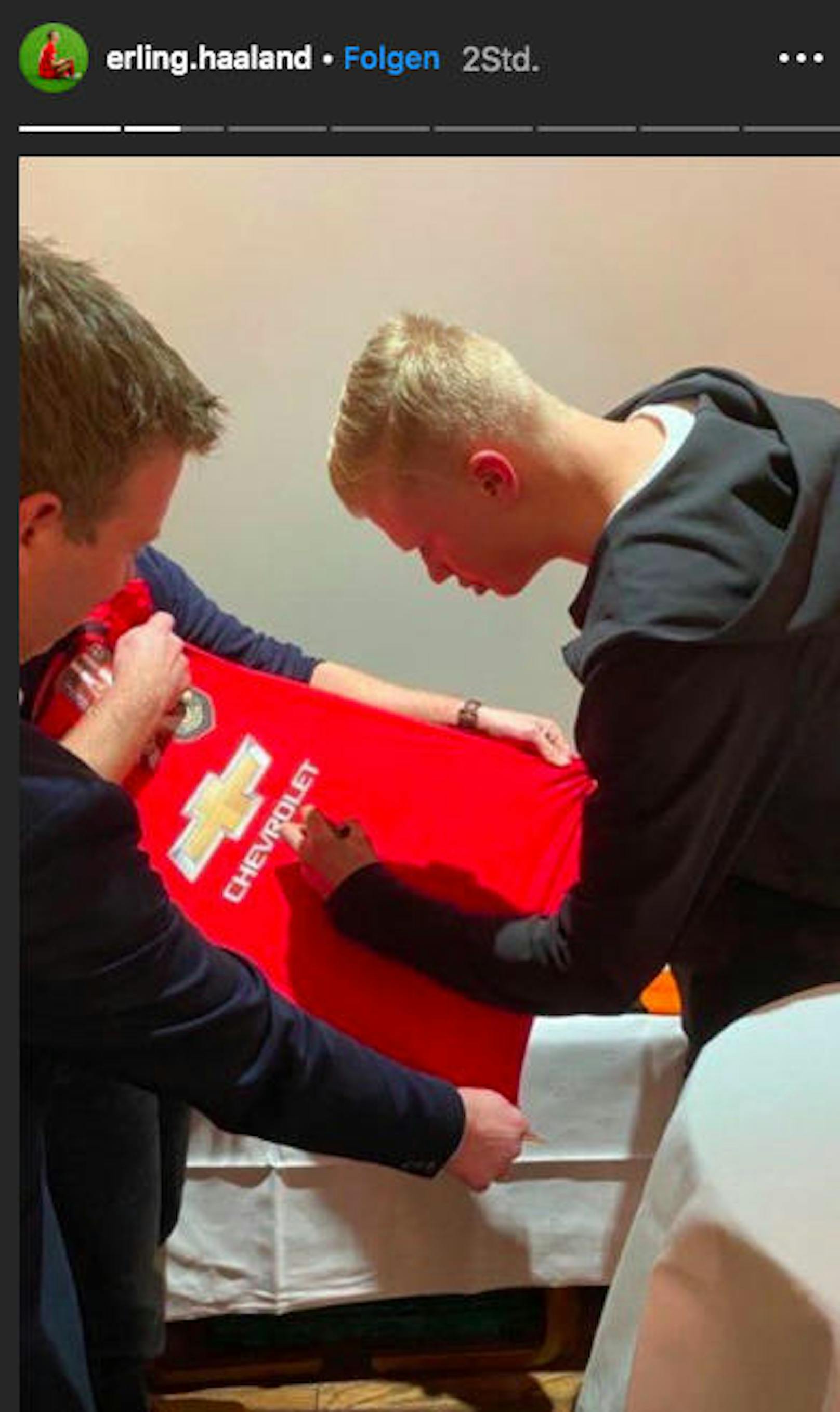 Erling Haaland unterschreibt in seiner Insta-Story mehrere Trikots. Hier eins von Manchester United. Fans wollen das als Hinweis auf einen bevorstehenden Transfer sehen.