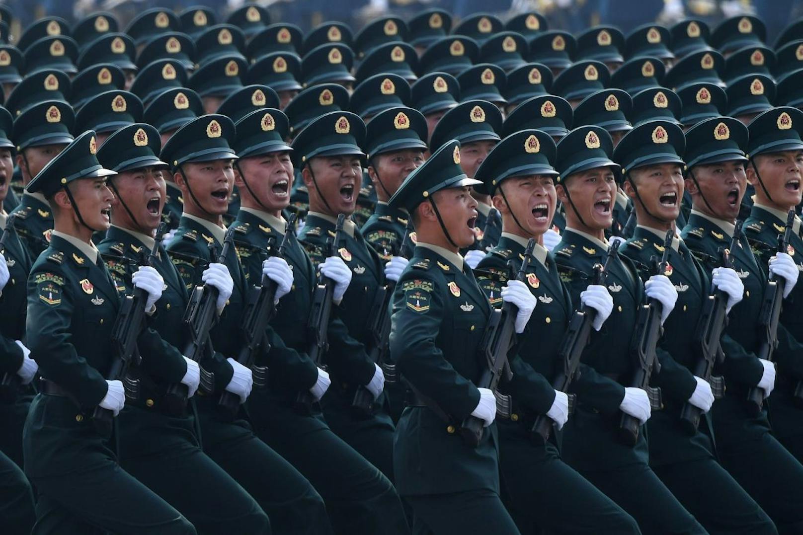Mit der Militärschau will die kommunistische Führung nach Einschätzung von Experten militärische Stärke, ihren absoluten Machtanspruch und internationalen Gestaltungswillen demonstrieren.
