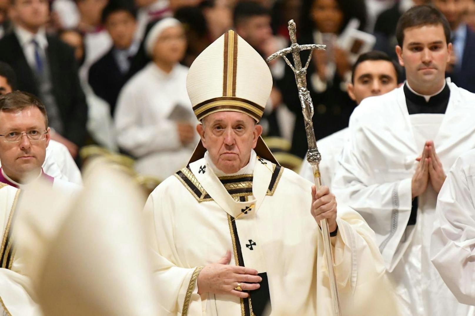 Papst Franziskus hat im Petersdom bereits zum siebten Mal die traditionelle Mitternachtsmesse gefeiert.
