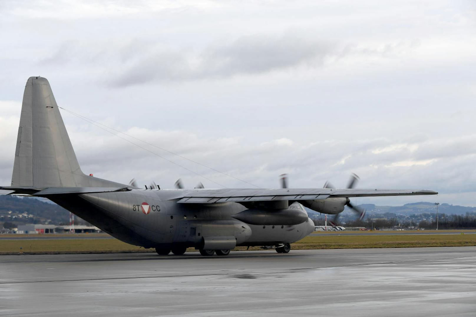Die C-130 Hercules des österreichischen Bundesheeres startet vom Fliegerhorst Vogler am Flughafen Linz-Hörsching. Sie soll sieben Österreicher, die wegen des Coronavirus-Ausbruchs von China nach Frankreich ausgeflogen wurden, heim nach Wien-Schwechat transportieren. 