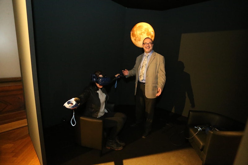 Wie es sich auf der Mondoberfläche läuft, macht eine Virtual Reality-Station nachvollziehbar. NHM-Direktor Christian Köberl zeigt "Heute", wie's geht.