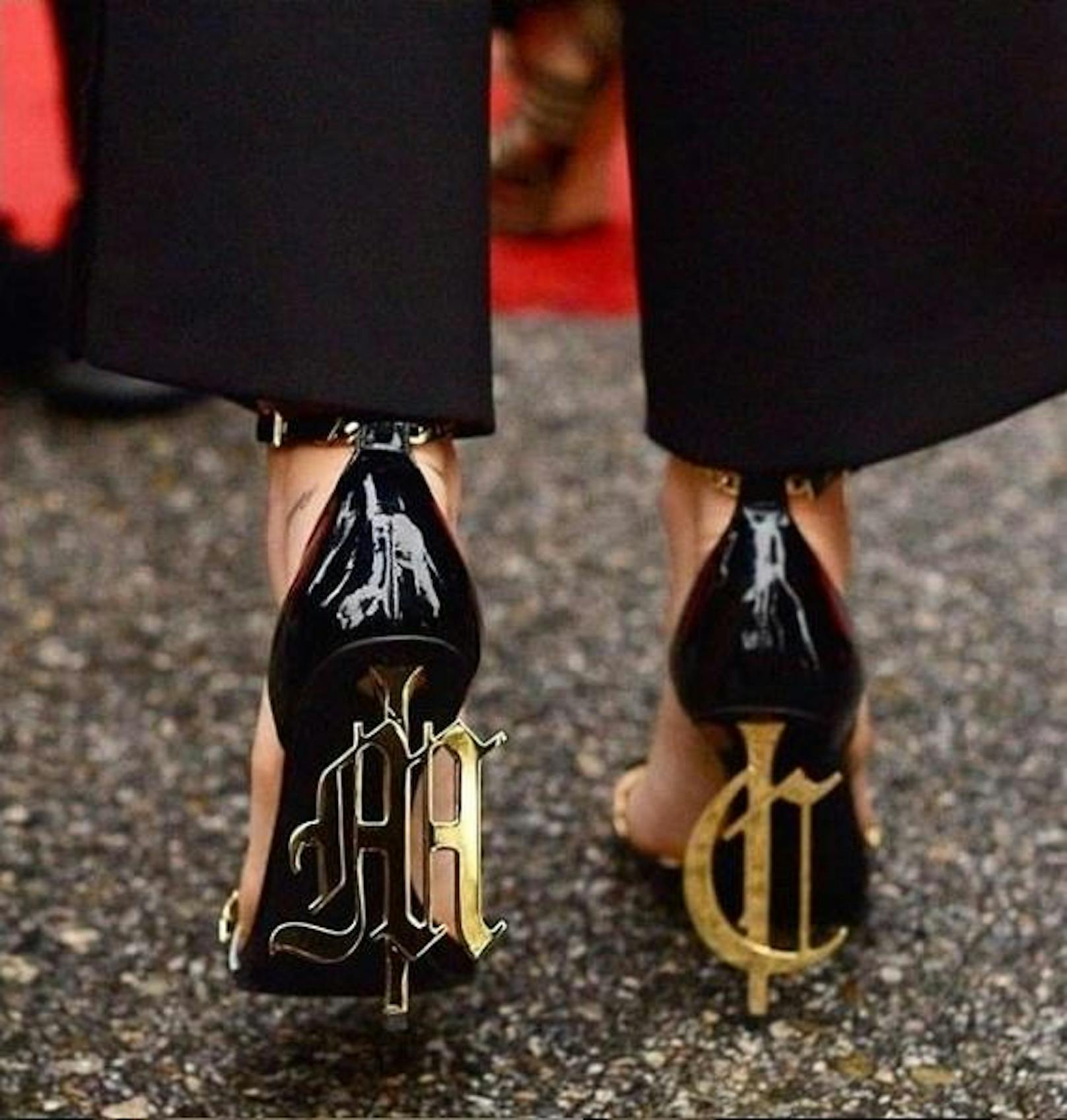 11.02.2019: Damit man sie auch von hinten mühelos erkennen kann, hat sich Miley Cyrus bei ihrem Grammy-Auftritt ihre Initialen als Stöckel ihrer Schuhe montieren lassen.