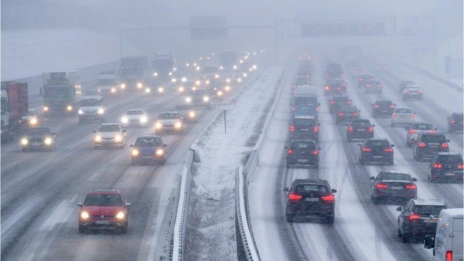 Wegen starken Schneefalls staute sich der Verkehr auf der Autobahn 35 Kilometer lang.