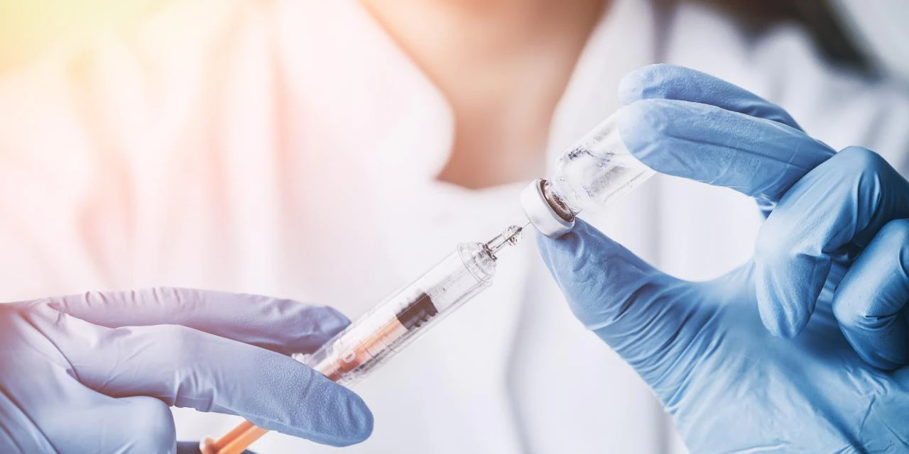 Botulinumtoxin - kurz Botox genannt - wird mittlerweile weltweit in Rekordmengen verbraucht. Kein Wunder, schließlich ist die minimalinvasive Behandlung mit der Nadel ein wahrer Faltenkiller.