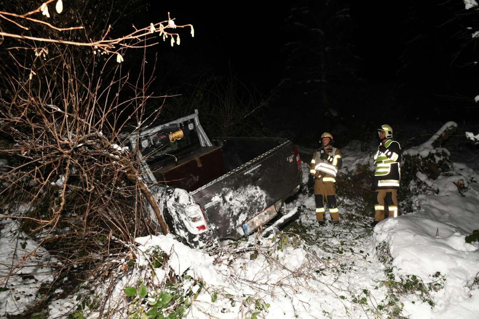 Schwerer Verkehrsunfall in Hopfgarten: Der Geländewagen überschlug sich mehrmals, der Lenker wurde schwer verletzt.