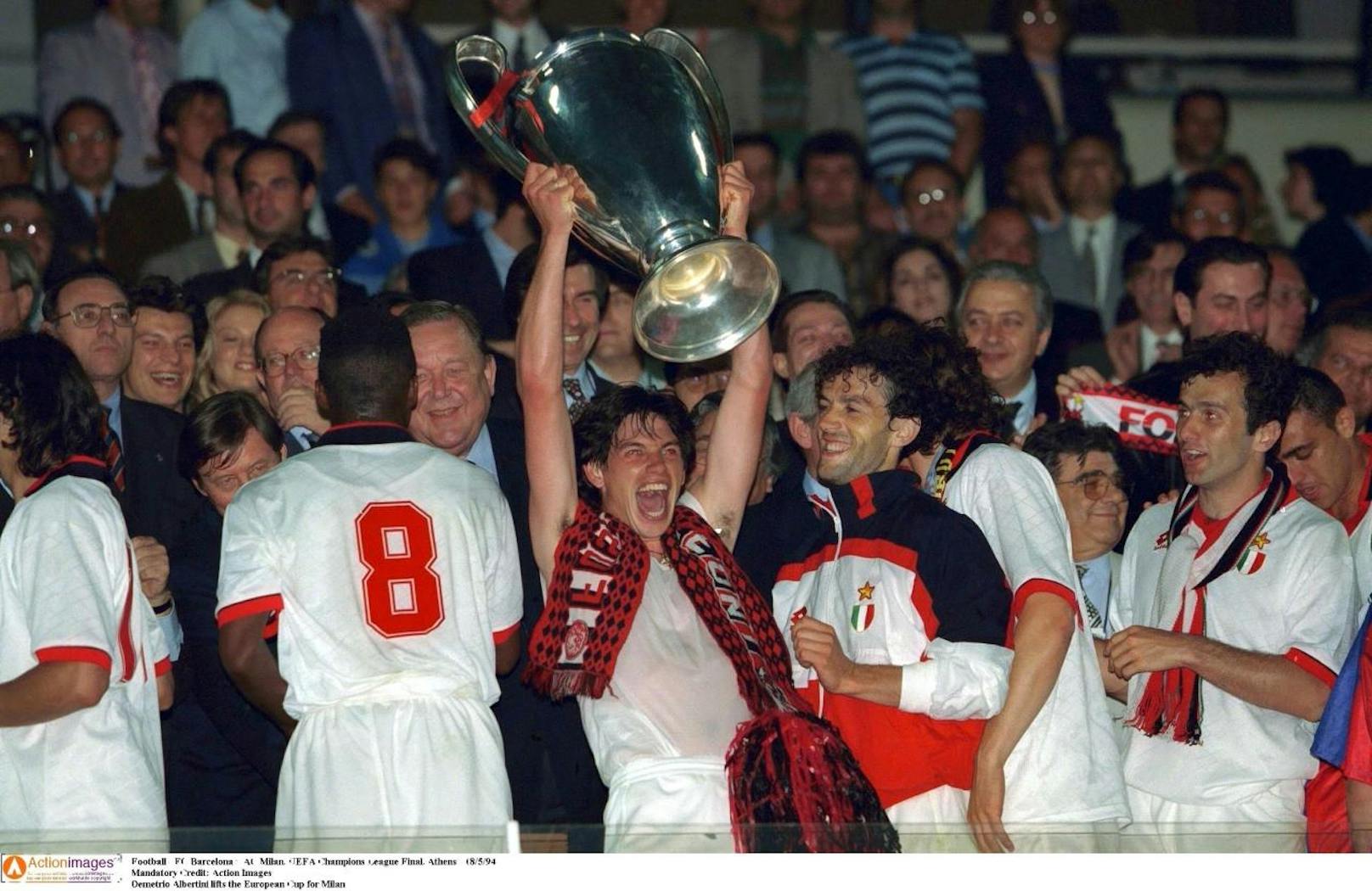 Die Milan-Spieler stemmen den Pokal in den Athener Nachthimmel.
