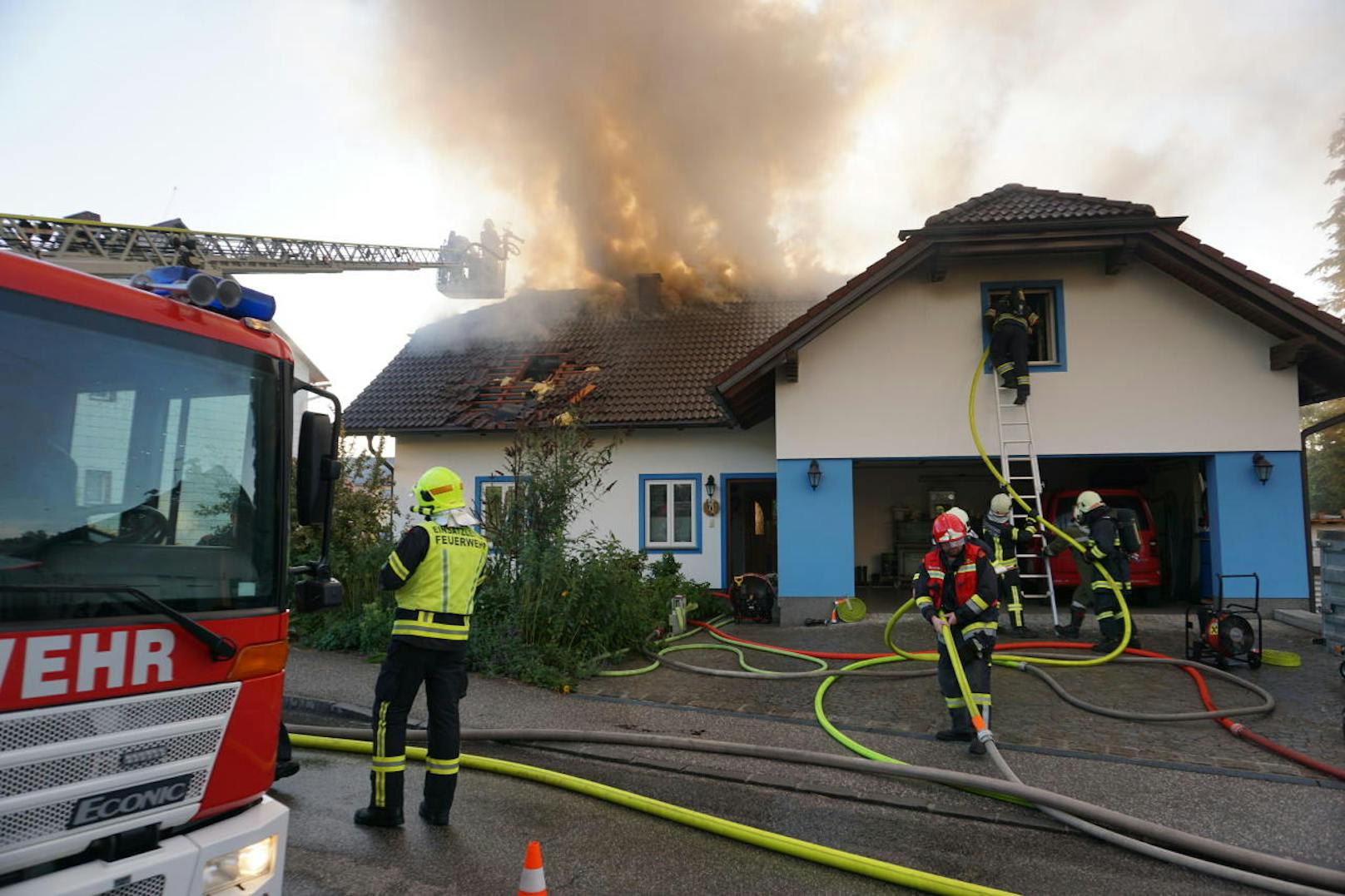 Im Bezirk Rohrbach ging Donnerstagabend ein Dachboden in Flammen auf.