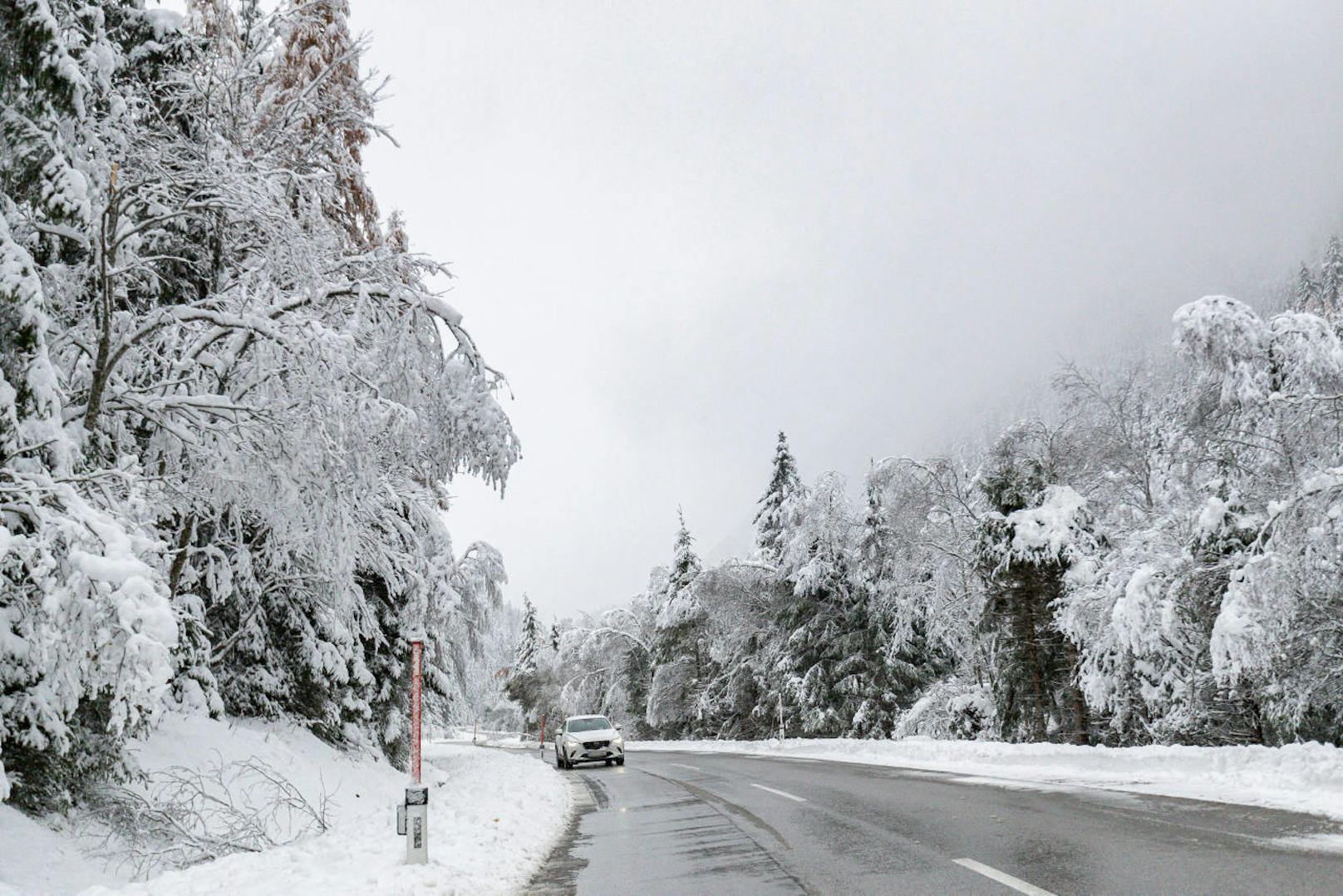 Winterliche Straßenverhältnisse in Kals am Großglockner in Osttirol.