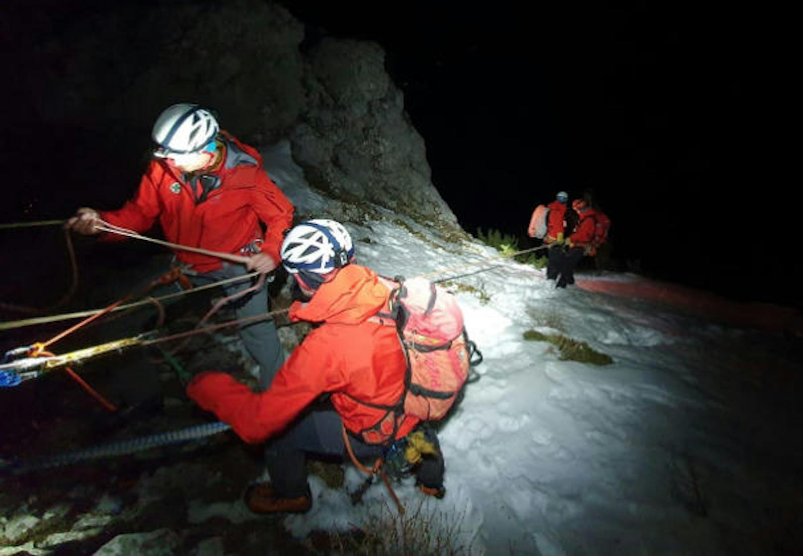 Die Bergretter mussten sich über 500 Höhenmeter abseilen. 
