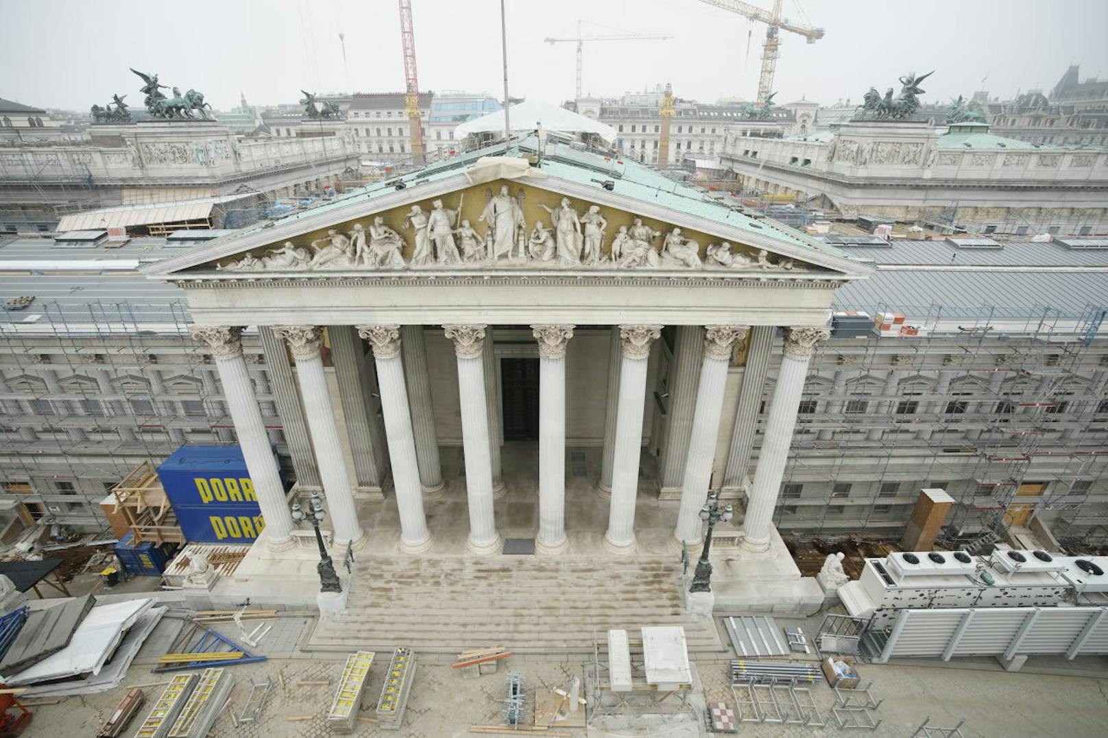 Das Parlament in Wien während der Umbauarbeiten von außen. Viele junge zweifeln an der Demokratie.