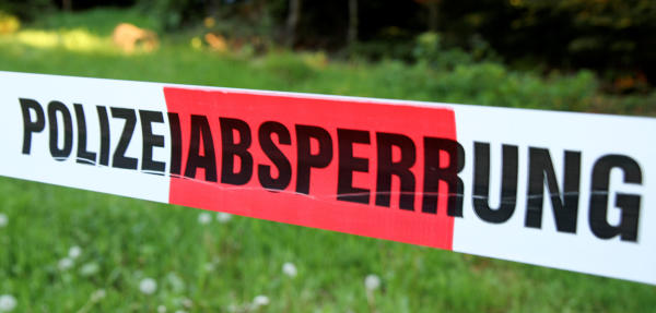 Download von www.picturedesk.com am 14.10.2019 (14:10).  SYMBOLBILD - Polizeiabsperrung, Absperrung, Absperrband, Featurebild // Police barrier, barricade, barrier tape, feature image. EXPA Pictures � 2019, PhotoCredit: EXPA/ Eibner-Pressefoto/ Daniel Fleig *****ATTENTION - OUT of GER***** - 20190523_PD1730