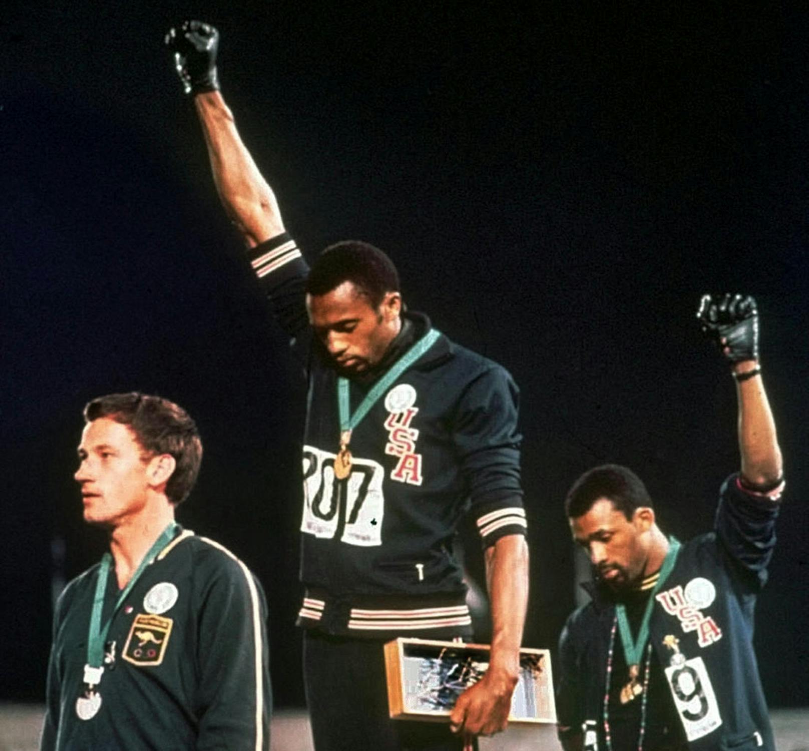 Bei den Olympischen Spielen 1968 in Mexiko City erhoben die US-Amerikaner Tommie Smith und John Carlos ihre rechte Faust - das Zeichen der Black Panther. Beide Athleten wurden auf Druck des IOC von den Olympischen Spielen ausgeschlossen. 