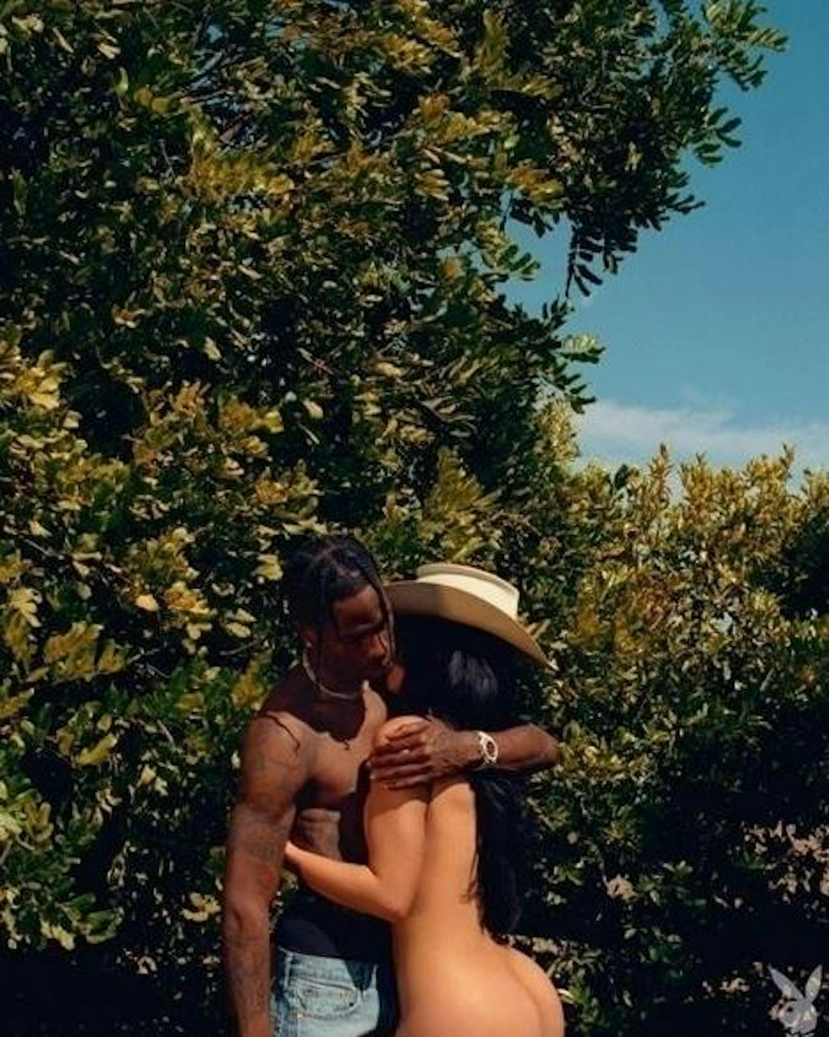 11.09.2019: Kylie Jenner zieht sich für den Playboy aus. Das hat die 22-Jährige auf Instagram mit diesem Bild verkündet, auf dem sie gemeinsam mit Freund Travis Scott zu sehen ist.
