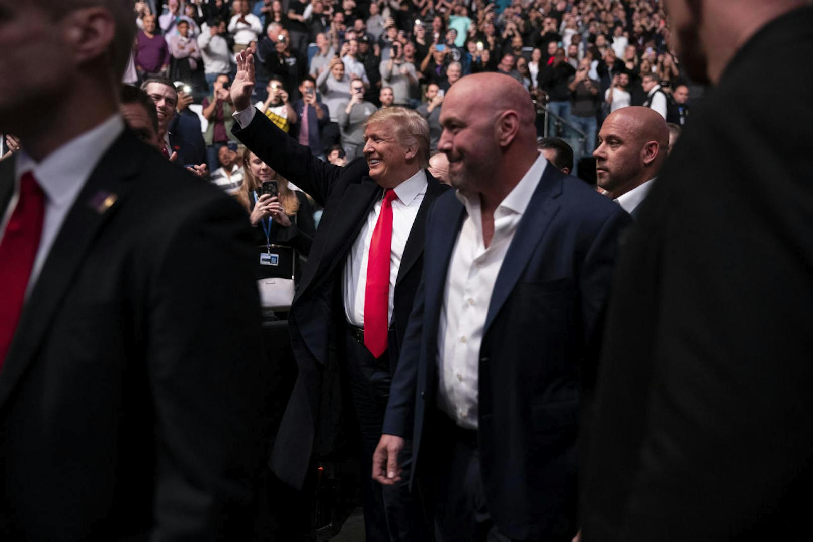 Bei seiner Ankunft bei der Ultimate Fighting Championship (UFC) im New Yorker Madison Square Garden wurde US-Präsident Donald Trump von Teilen des Publikums ausgebuht.