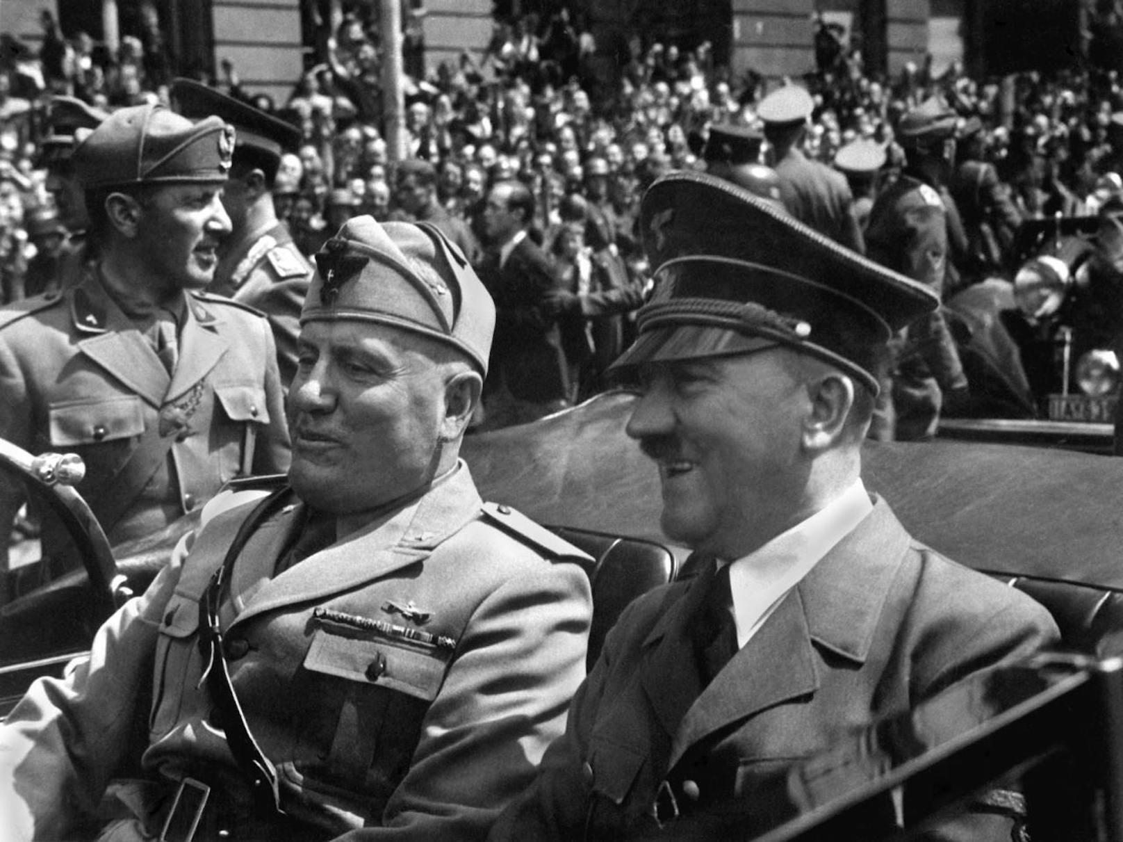 Die faschistischen Diktatoren Mussolini und Hitler ließen sich von D'Annunzios Inszenierungen inspirieren.