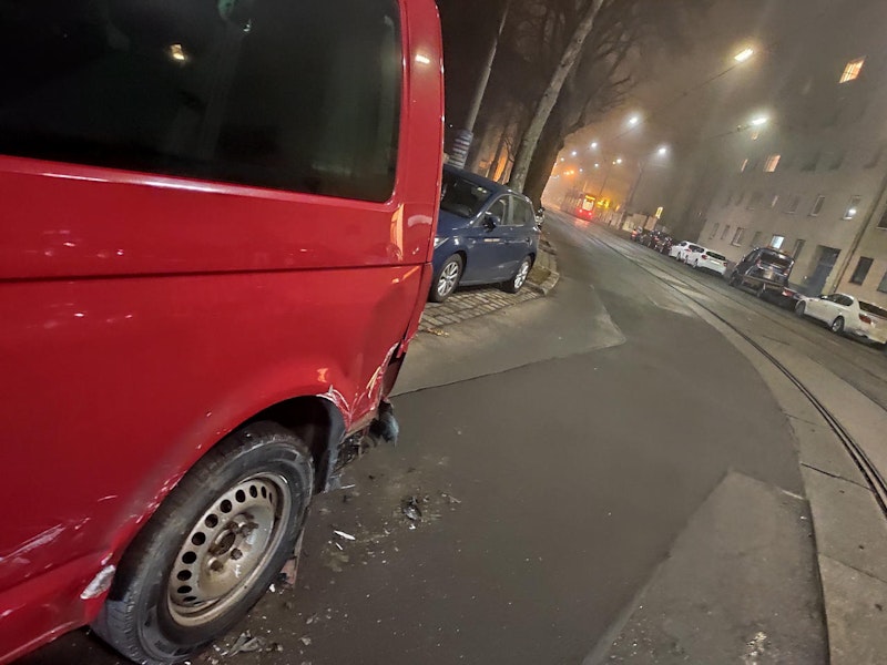 Ein parkendes Auto wurde beschädigt.