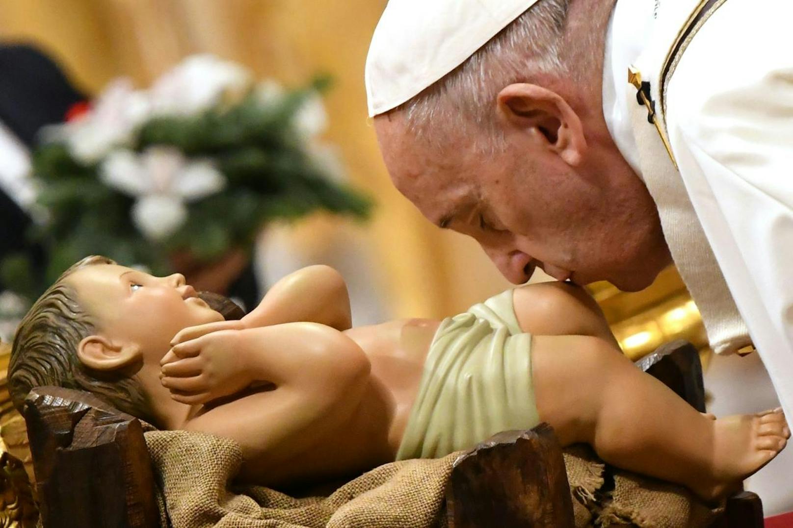Papst Franziskus hat im Petersdom bereits zum siebten Mal die traditionelle Mitternachtsmesse gefeiert.