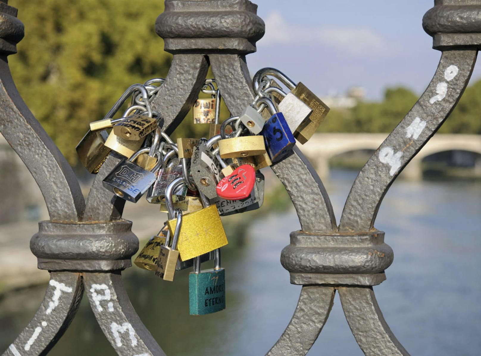 Ein sogenanntes Liebesschloss an einer Brücke zu befestigen - gilt auch für Venedig.