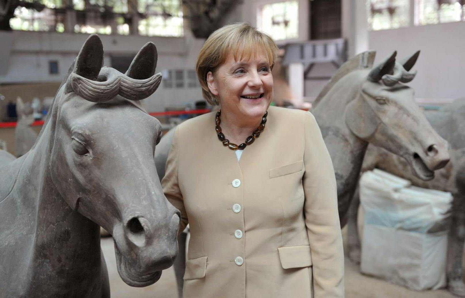 Auch die deutsche Kanzlerin Angela Merkel schätzt Pferde vor allem als Kunstwerke. Sie posiert lieber mit einem chinesischen Terracotta-Pferd.