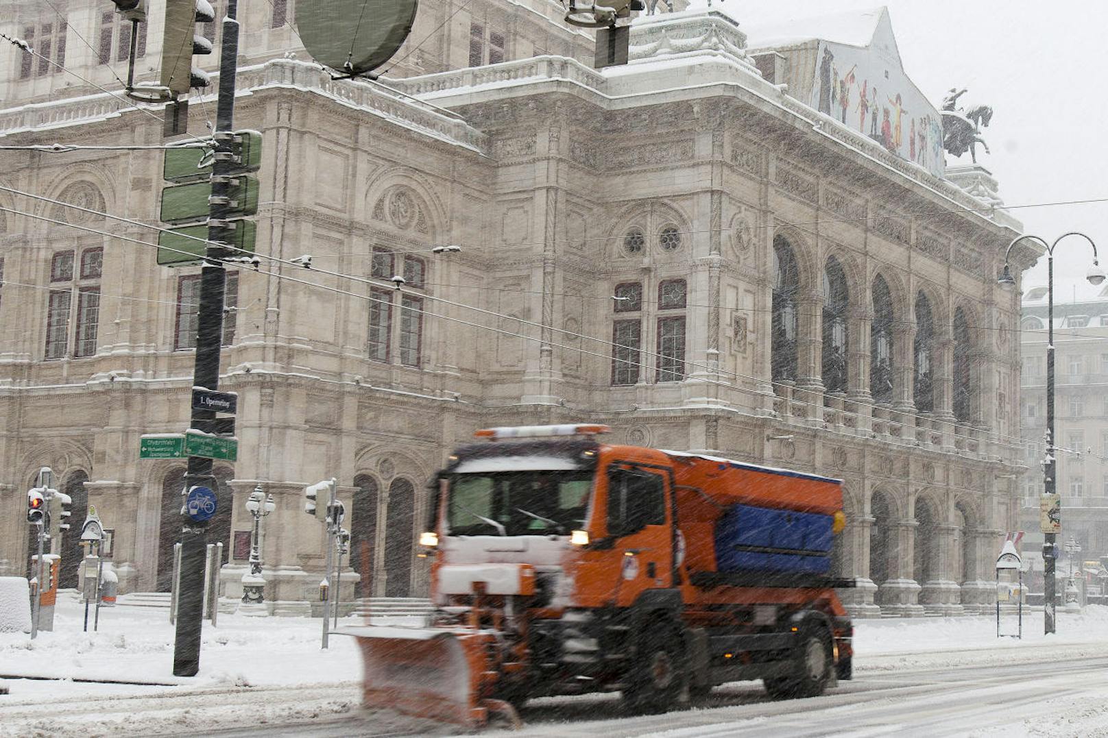 Schnee vor der Oper (Archivfoto): Man darf gespannt sein, ob sich Wien am kommenden Woche auch so weiß zeigen wird.