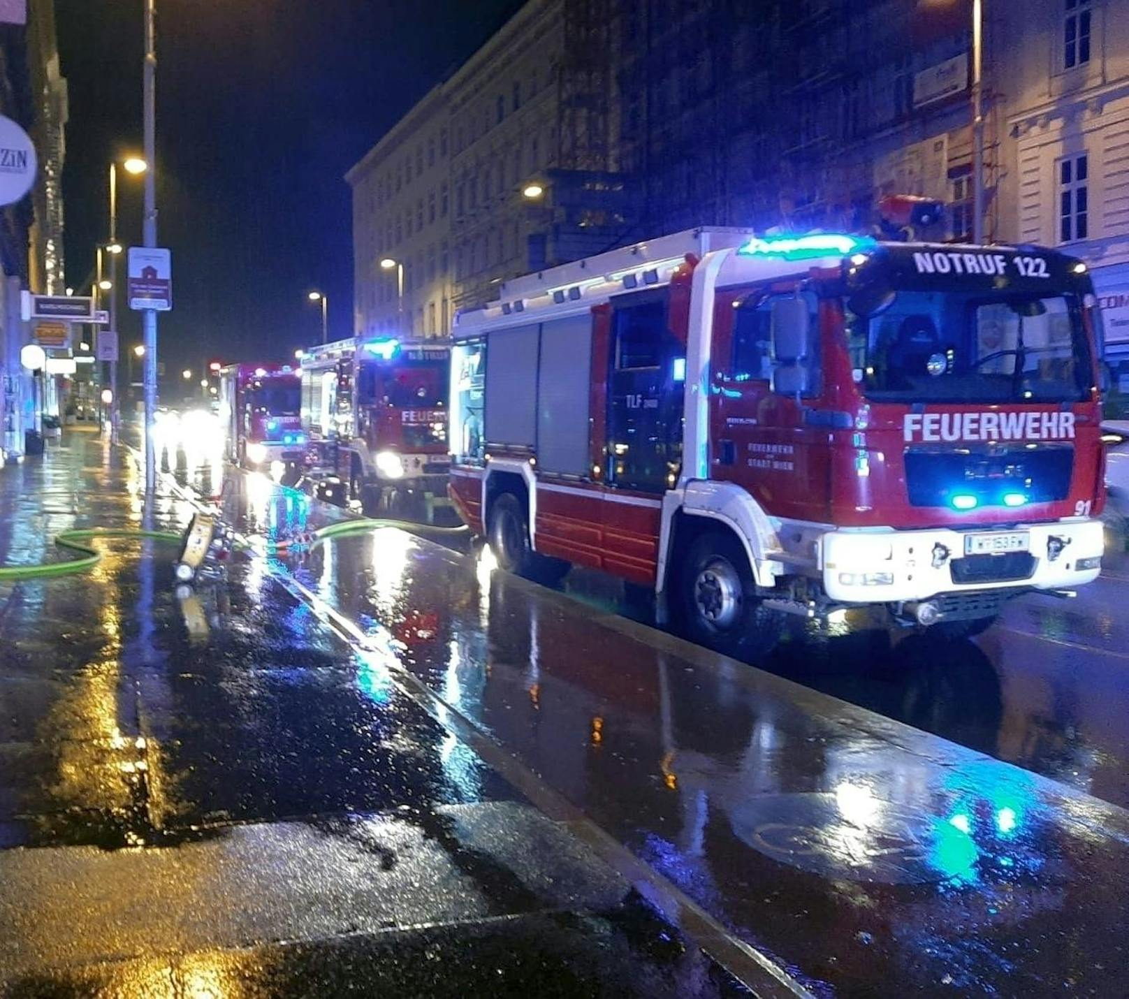 Die Berufsfeuerwehr Wien rückte zu Weihnachten zu einem Brand aus.